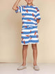 SNURK Lobsters T-shirt Kids op een jongen met korte broek en slippers, gestreept in blauw en wit met kreeften.