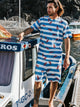 SNURK Lobsters T-shirt Unisex op een boot met kreeftjes en blauwe strepen.
