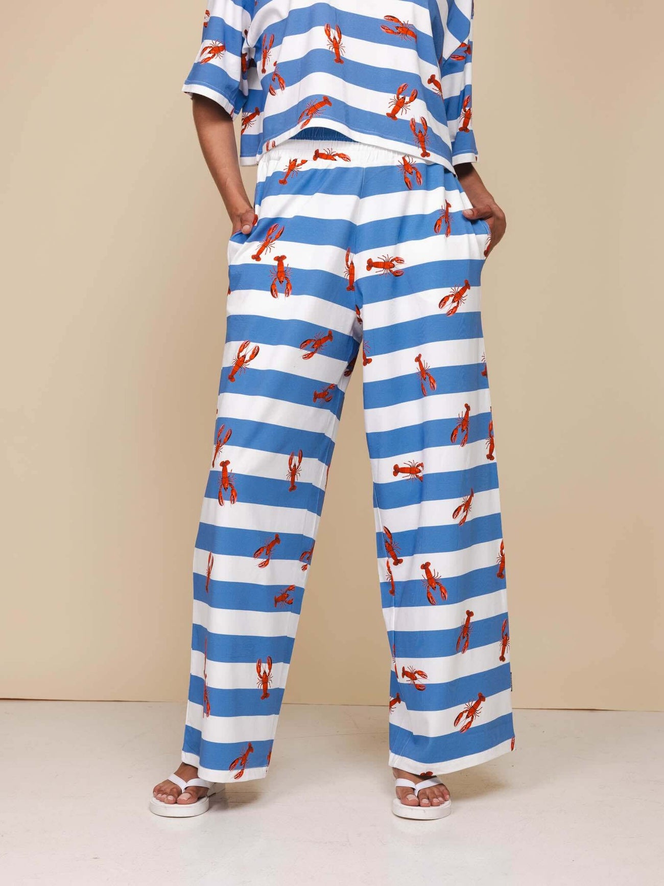 SNURK Lobsters Wijde Broek Dames met rode kreeftjes op blauwe strepen.