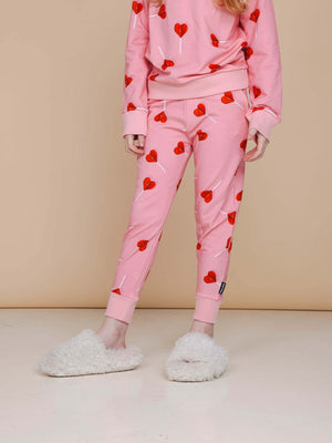 SNURK Lollipop Love Broek Kids met felrode hartjeslollies op roze, perfect voor meiden!