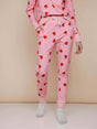 SNURK Lollipop Love Broek Regular met felrode hartjeslollies op roze achtergrond, perfect voor comfort.