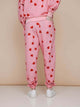 SNURK Lollipop Love Broek Relaxed Unisex met rode hartjes op roze achtergrond.