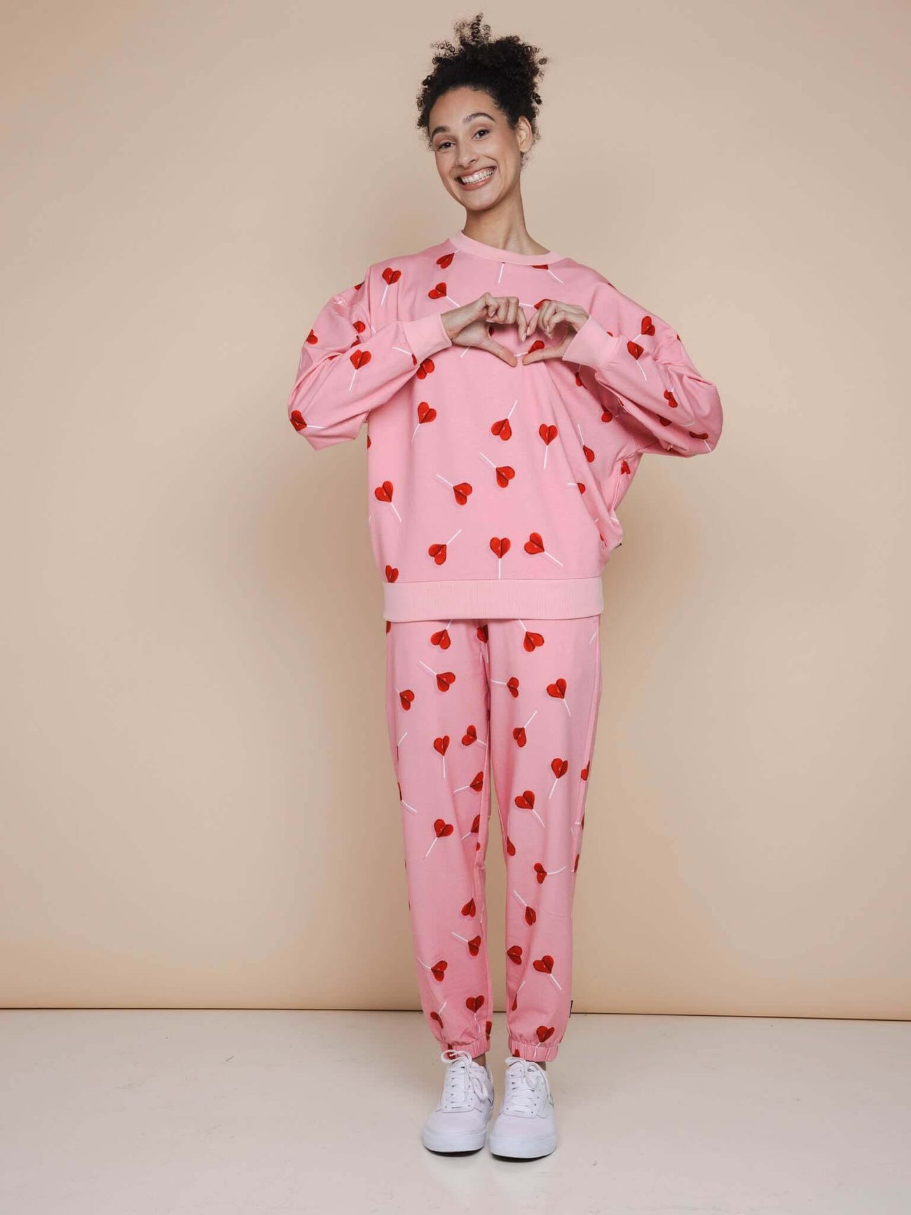 SNURK Lollipop Love Broek Relaxed Unisex met hartjeslollies op roze, perfect voor casual comfort.