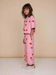 SNURK Lollipop Love Cropped T-Shirt Kids met rode hartjeslollies op roze, perfect voor vrolijke kindermomenten.