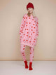 SNURK Lollipop Love Legging Dames - Vrouw in roze outfit met felrode hartjes, vrolijke en comfortabele stijl.