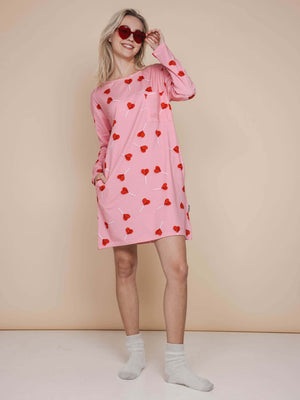 SNURK Lollipop Love Long Sleeve Dress Dames in roze met felrode hartjeslollies, comfortabel en stijlvol.