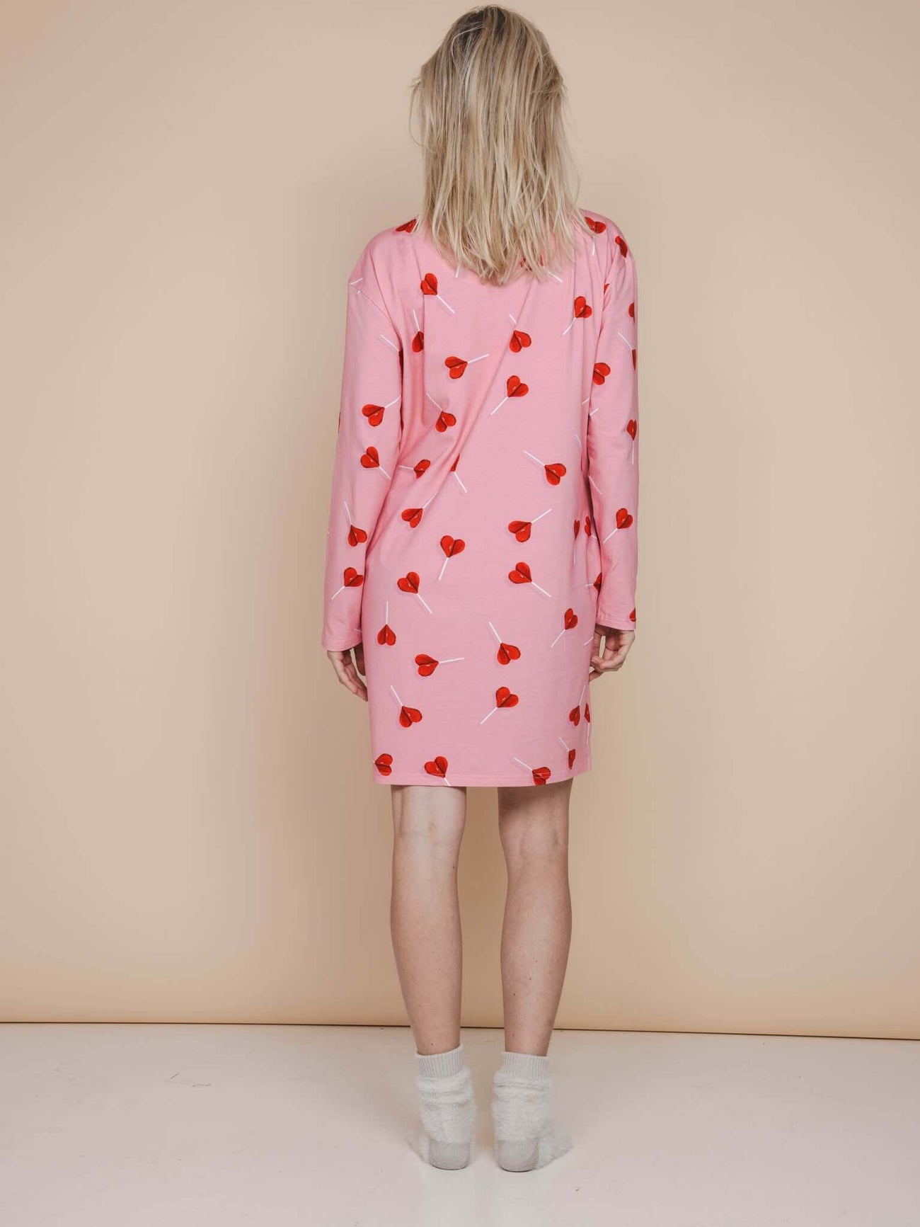 SNURK Lollipop Love Long Sleeve Dress Dames in pink with red heart lollies, viewed from the back.