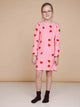 SNURK Lollipop Love Long Sleeve Dress Kids met felrode hartjeslollies op een roze achtergrond.