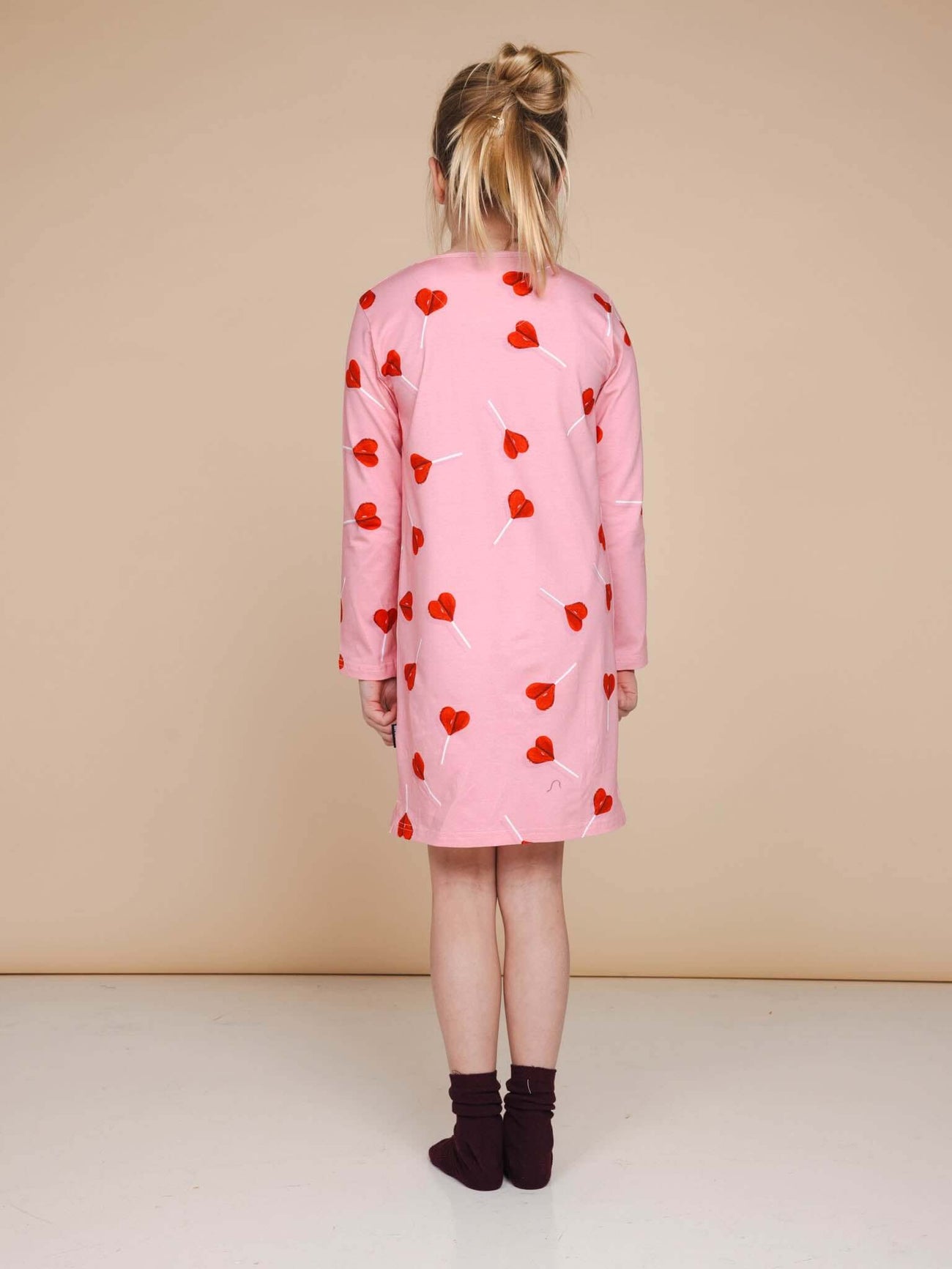 SNURK Lollipop Love Long Sleeve Dress Kids, roze T-shirt jurkje met rode hartjeslollies.