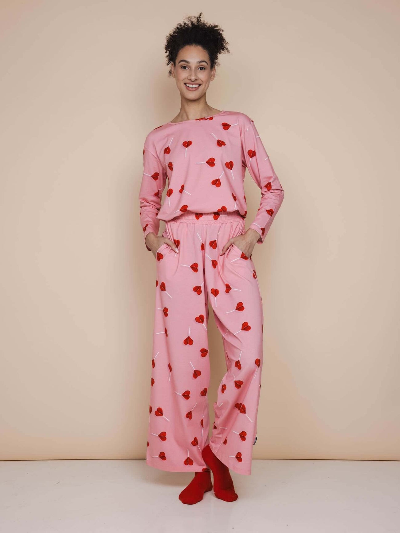 SNURK Lollipop Love Long Sleeve T-shirt Dames met hartjeslollies, roze top en broek in een ontspannen fit.