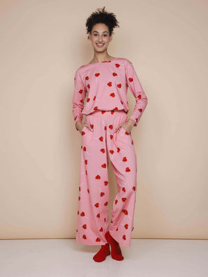 SNURK Lollipop Love Long Sleeve T-shirt Dames met hartjeslollies, roze top en broek in een ontspannen fit.