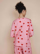 SNURK Lollipop Love Long Sleeve T-shirt Dames met felrode hartjeslollies op roze stof, relaxte fit en lange mouwen.