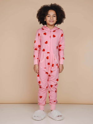 SNURK Lollipop Love Onesie Kids met rode hartjesprint voor kinderen, ideaal om in te spelen en te chillen.