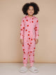SNURK Lollipop Love Onesie Kids met rode hartjesprint voor kinderen, ideaal om in te spelen en te chillen.