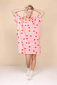 SNURK Lollipop Love Relaxed Tee Dress Dames in oversized stijl met rode hartjes op roze achtergrond.