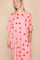 SNURK Lollipop Love Relaxed Tee Dress Dames met felrode hartjes op roze achtergrond, losse fit en zakken.