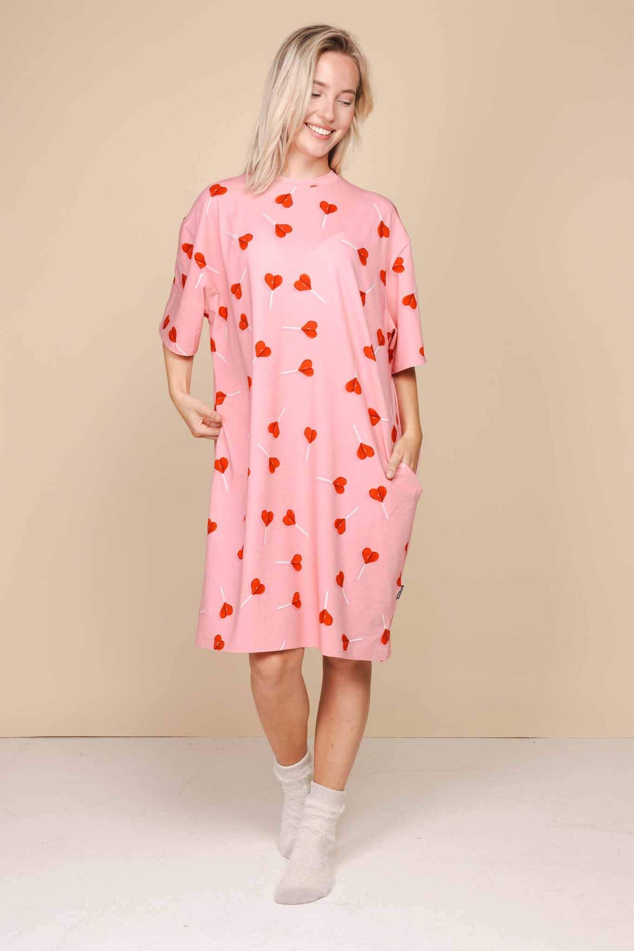 SNURK Lollipop Love Relaxed Tee Dress Dames, oversized jurk met felrode hartjeslollies op roze.