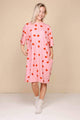 SNURK Lollipop Love Relaxed Tee Dress Dames, oversized jurk met felrode hartjeslollies op roze.