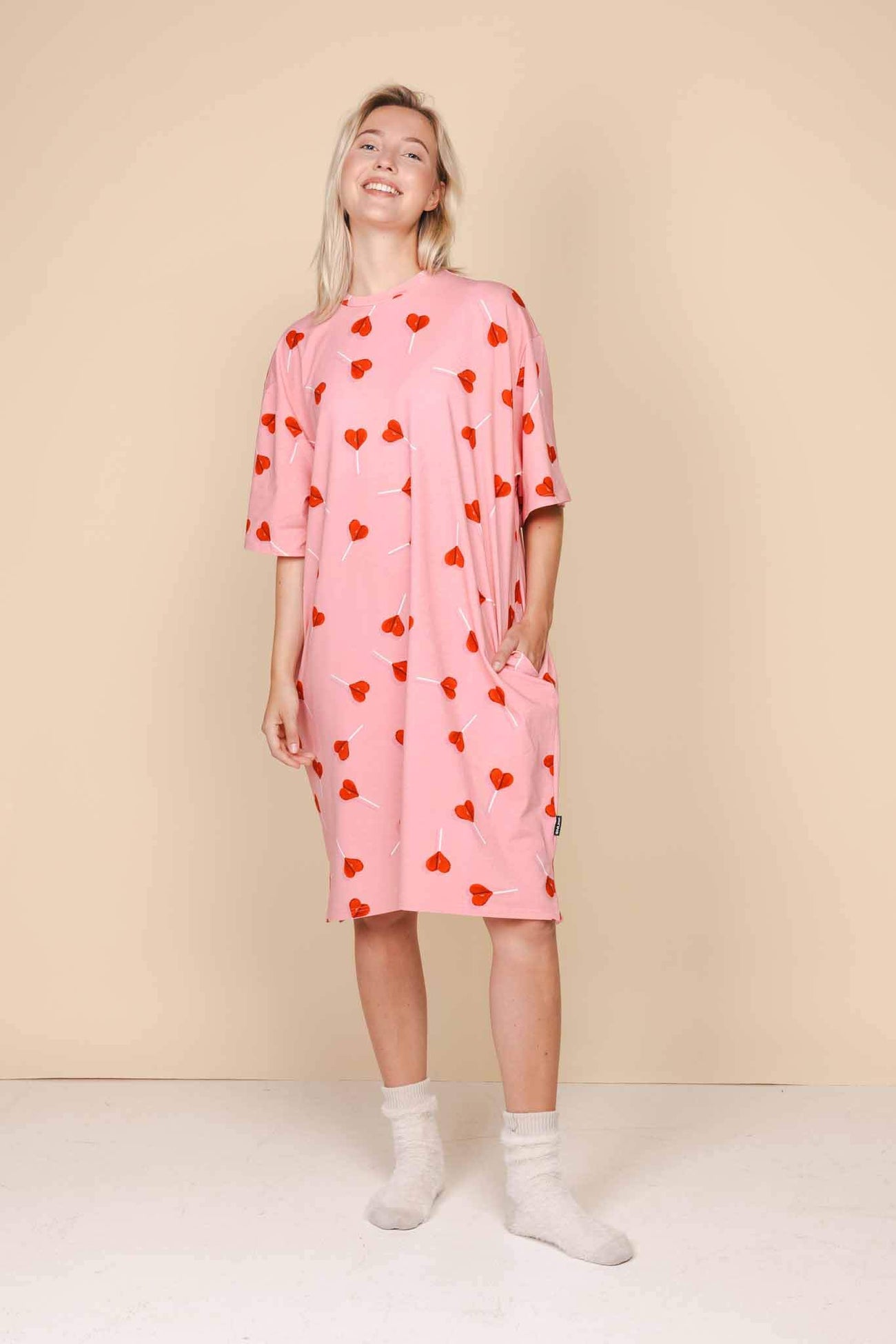 SNURK Lollipop Love Relaxed Tee Dress Dames in pink with red heart lollies, oversized and comfy.