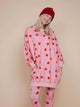 SNURK Lollipop Love Sweater Dress Dames met felrode hartjeslollies op roze, ideaal voor chillen of slapen.