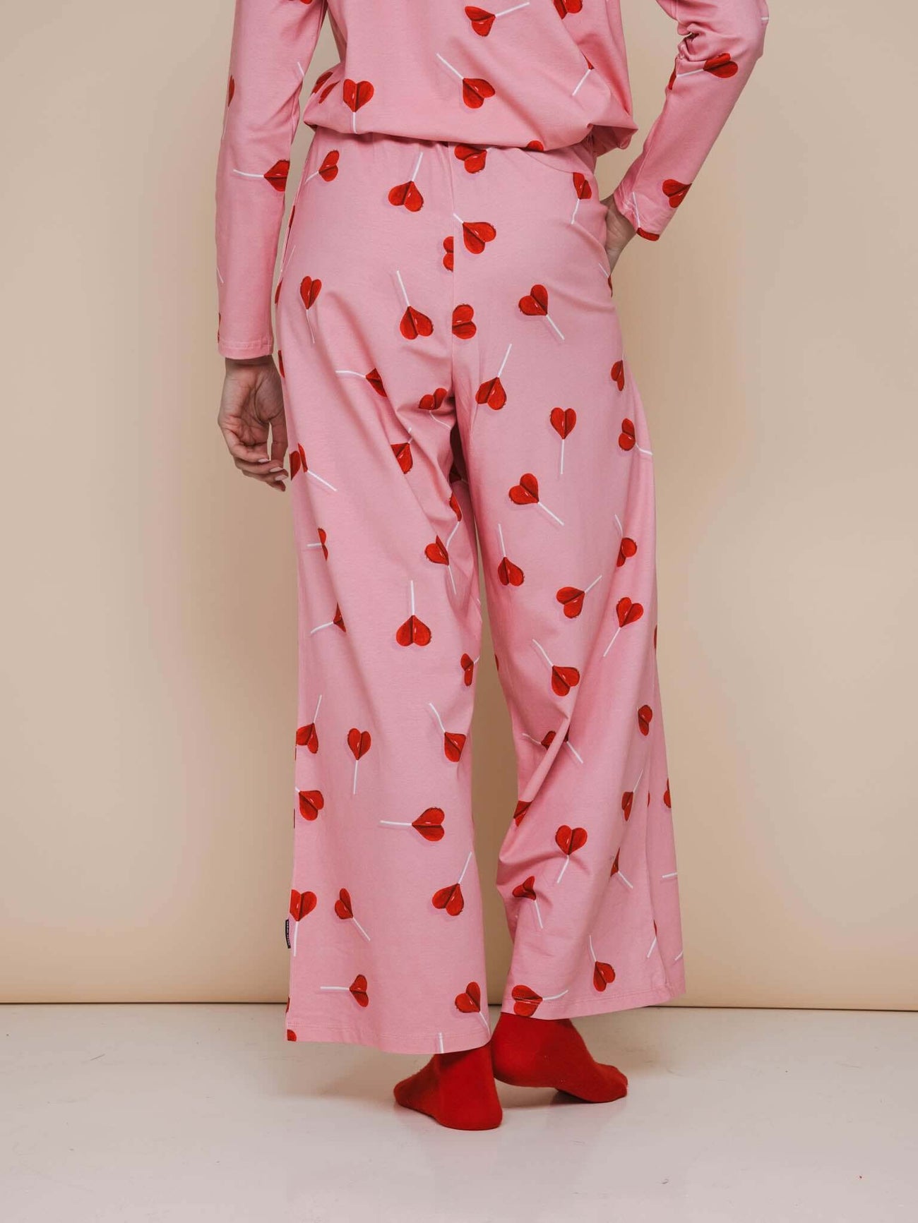 SNURK Lollipop Love Wijde broek Dames in roze met hartjeslollies, casual en comfortabel, perfect voor een vrolijke look.