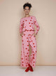 SNURK Lollipop Love Wijde broek Dames met felrode hartjeslollies op roze achtergrond.