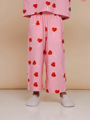 SNURK Lollipop Love Wijde broek Kids met roze kleur en hartjeslollies patroon voor kinderen.