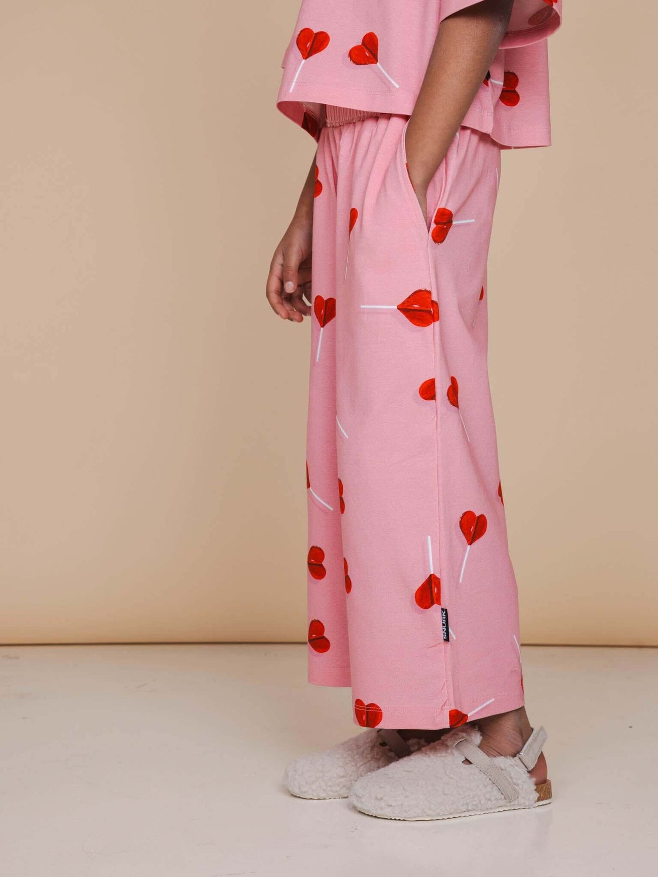 SNURK Lollipop Love Wijde broek Kids in roze met hartjeslollies, perfecte broek voor kinderen