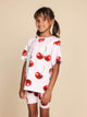 Kind met SNURK Mon Cherry Bikershorts Kids en tshirt met rode kersjes, sportieve look.