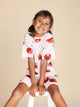 Kind in SNURK Mon Cherry Bikershorts Kids met rode kersjes, ideaal om in te spelen of slapen.