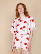 SNURK Mon Cherry Cropped T-Shirt Dames met kersenprint, perfect voor relax- of slaapoutfits.