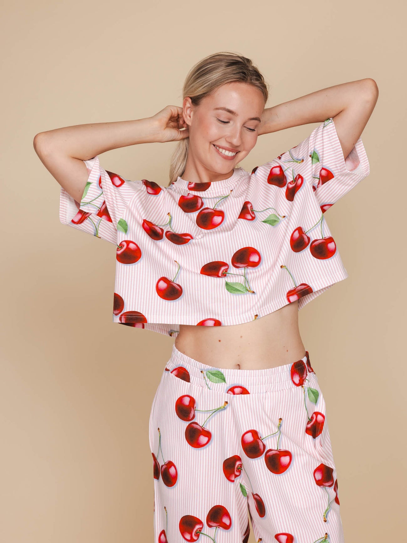 SNURK Mon Cherry Cropped T-Shirt Dames met vrolijke kersenprint en relaxte uitstraling.