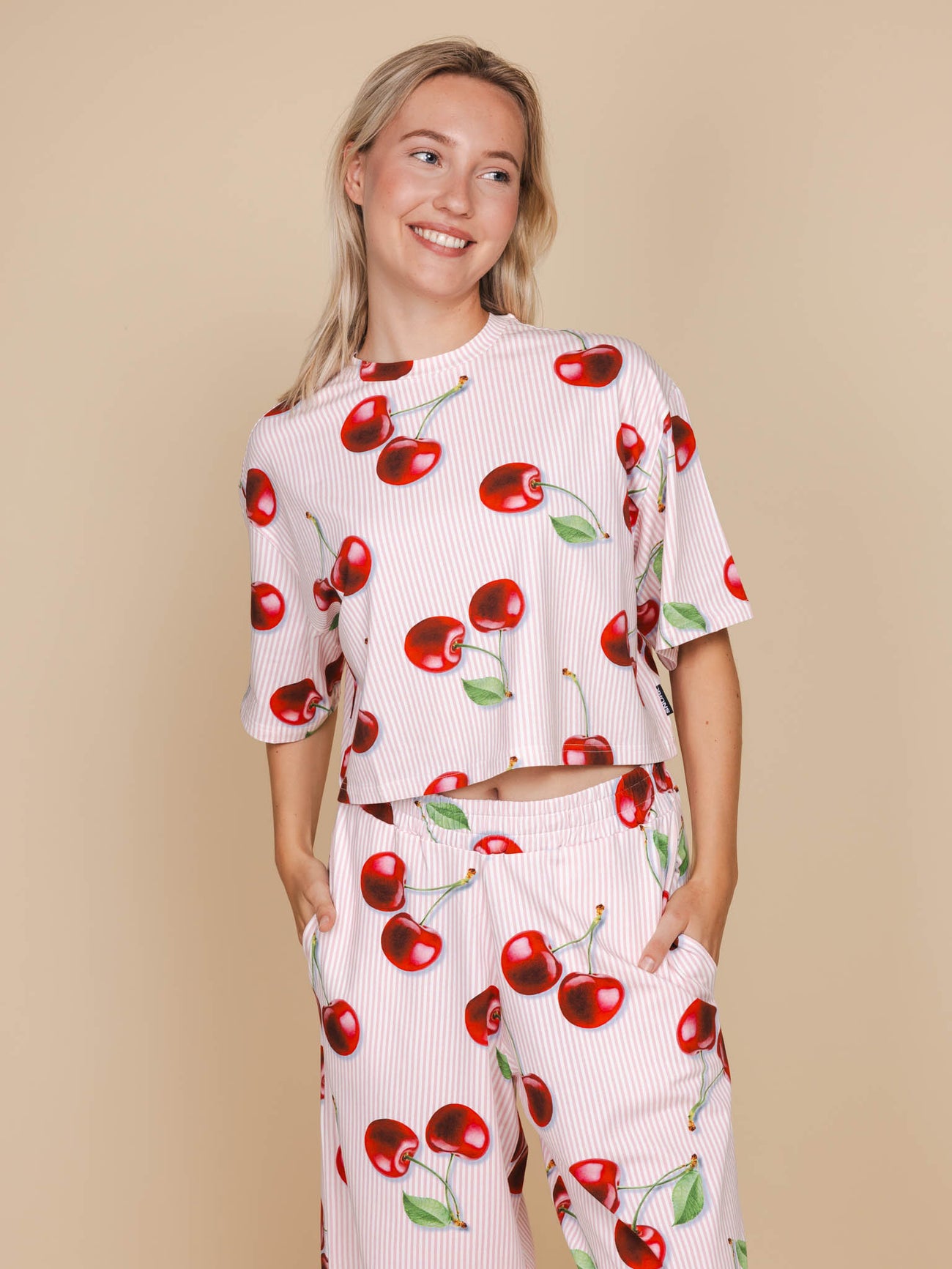 SNURK Mon Cherry Cropped T-Shirt Dames met kersenprint, ideaal voor relax- of slaapoutfits.