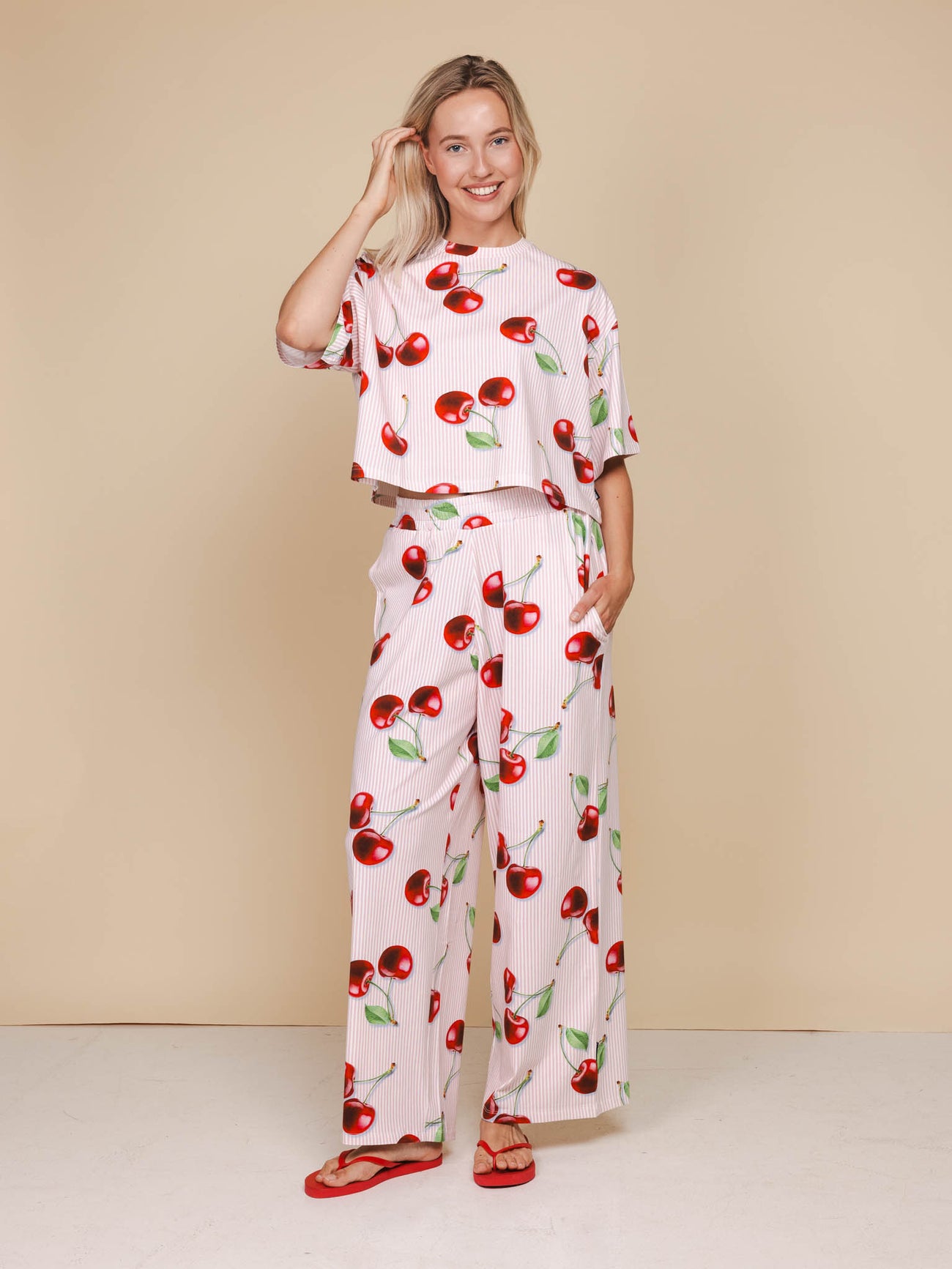 SNURK Mon Cherry Cropped T-Shirt Dames met kersenprint, perfect voor relaxdagen of als slaapoutfit.