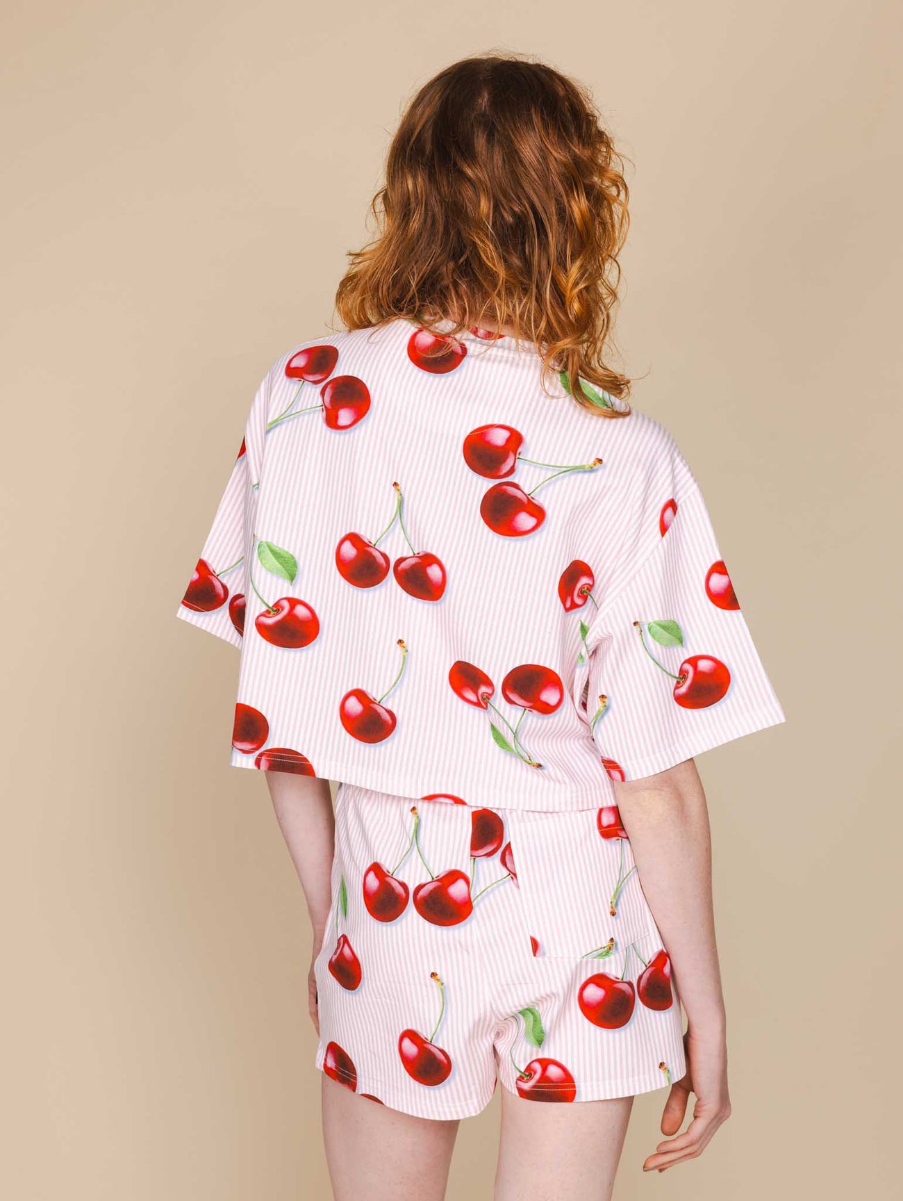 SNURK Mon Cherry Cropped T-Shirt Dames in vrolijke kersenprint, perfect voor relax- of slaapoutfit.