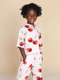 SNURK Mon Cherry Cropped T-Shirt Kids, kind in een T-shirt met kersjesprint, perfecte outfit voor pyjama of school.