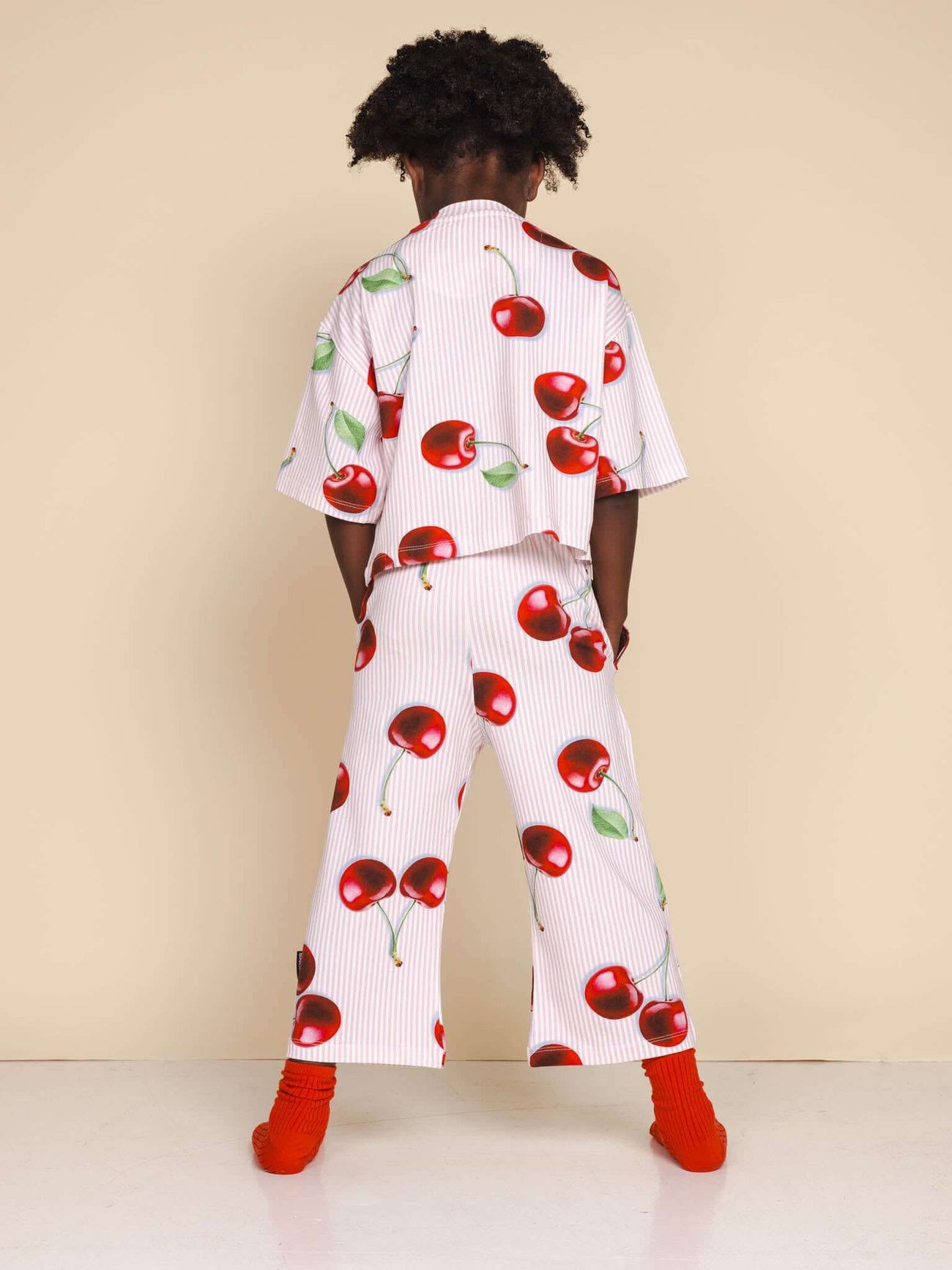 SNURK Mon Cherry Cropped T-Shirt Kids met schattige kersjes, perfect voor slapen of school.