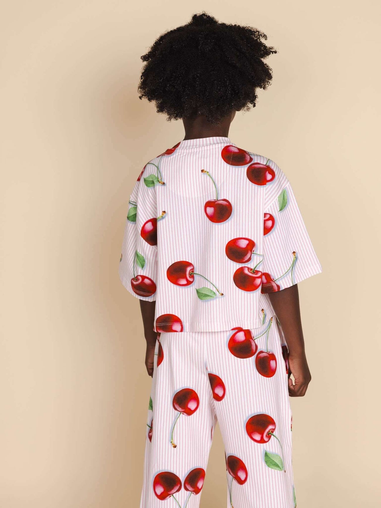 SNURK Mon Cherry Cropped T-Shirt Kids achterkant met kersjesprint op zacht biologisch katoen voor kinderen.
