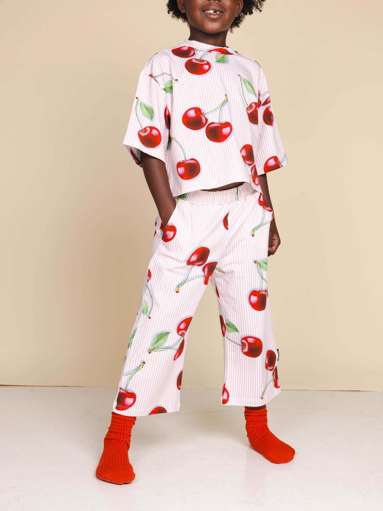 SNURK Mon Cherry Cropped T-Shirt Kids in kinderpyjama met kersjes, perfecte combinatie van comfort en stijl.