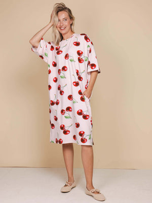 SNURK Mon Cherry Relaxed T-Shirt Dress One Size Dames, oversized jurkje met kersenprint en zakken.