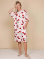 SNURK Mon Cherry Relaxed T-Shirt Dress One Size Dames, oversized jurkje met kersenprint en zakken.