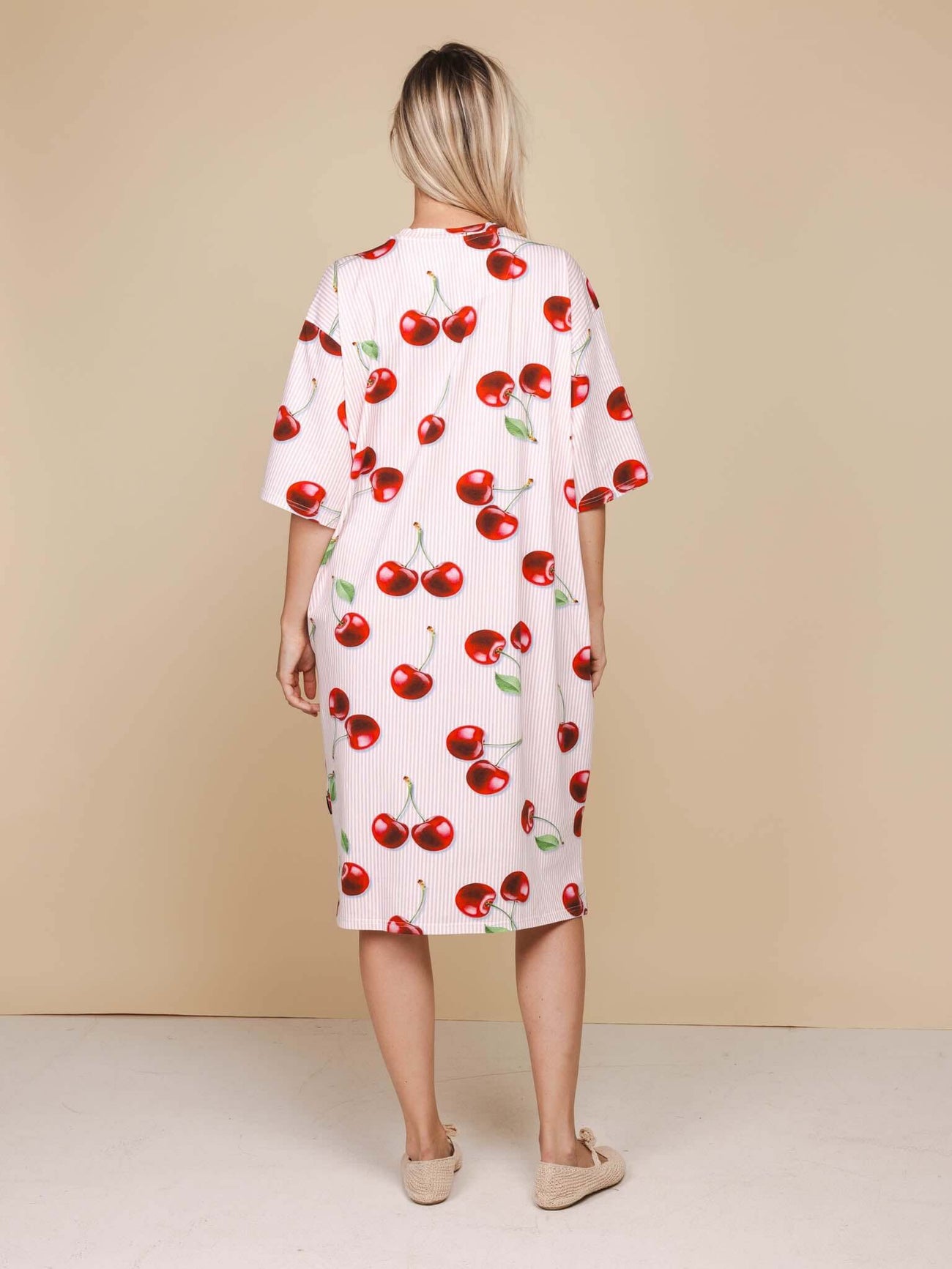 Achterzijde van de SNURK Mon Cherry Relaxed T-Shirt Dress One Size Dames met kersenprint.