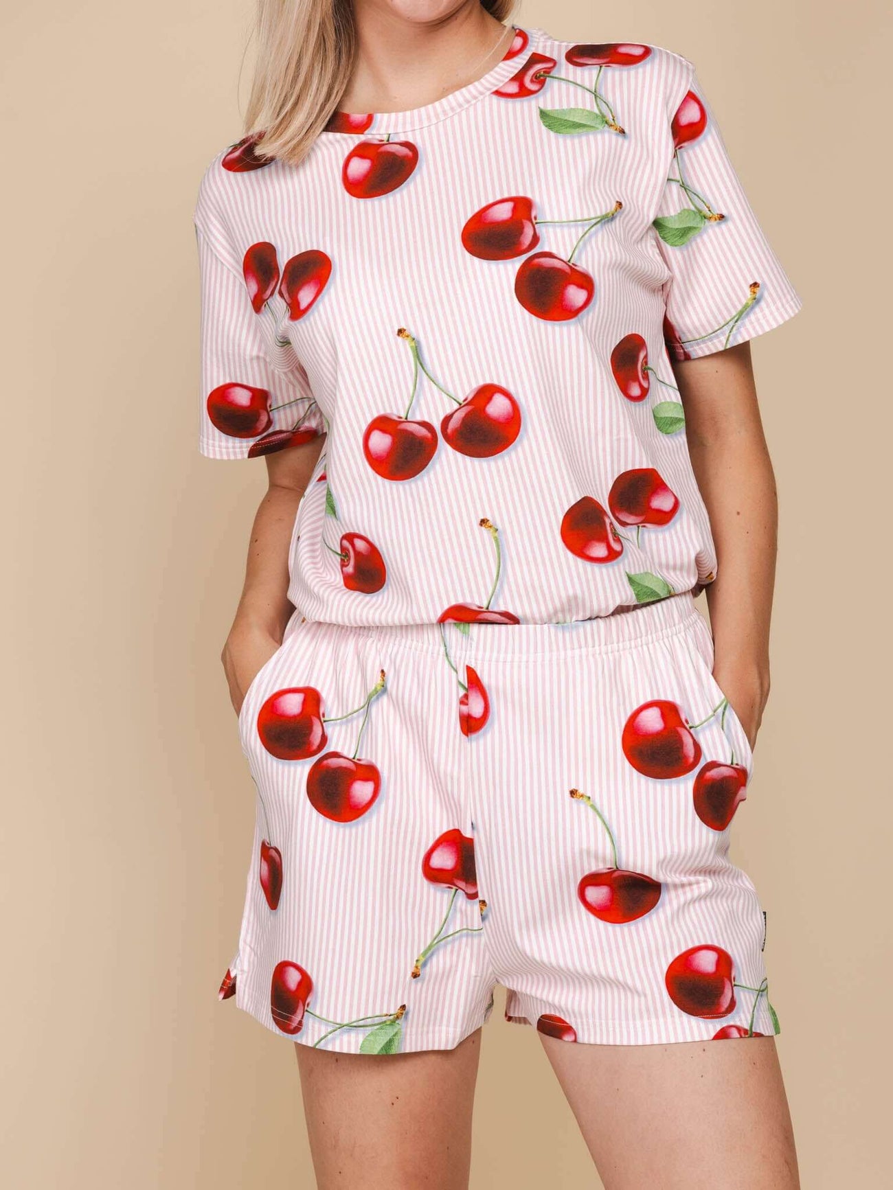 SNURK Mon Cherry Shorts Dames met rode kersjes, gemaakt van zacht biologisch katoen voor comfort en relaxte pasvorm.