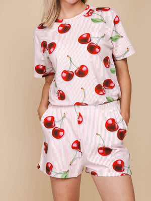 SNURK Mon Cherry Shorts Dames met rode kersjes, gemaakt van zacht biologisch katoen voor comfort en relaxte pasvorm.