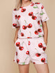 SNURK Mon Cherry Shorts Dames met rode kersjes, gemaakt van zacht biologisch katoen voor comfort en relaxte pasvorm.