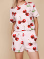SNURK Mon Cherry Shorts Dames met rode kersjes, gemaakt van zacht biologisch katoen voor comfort en relaxte pasvorm.