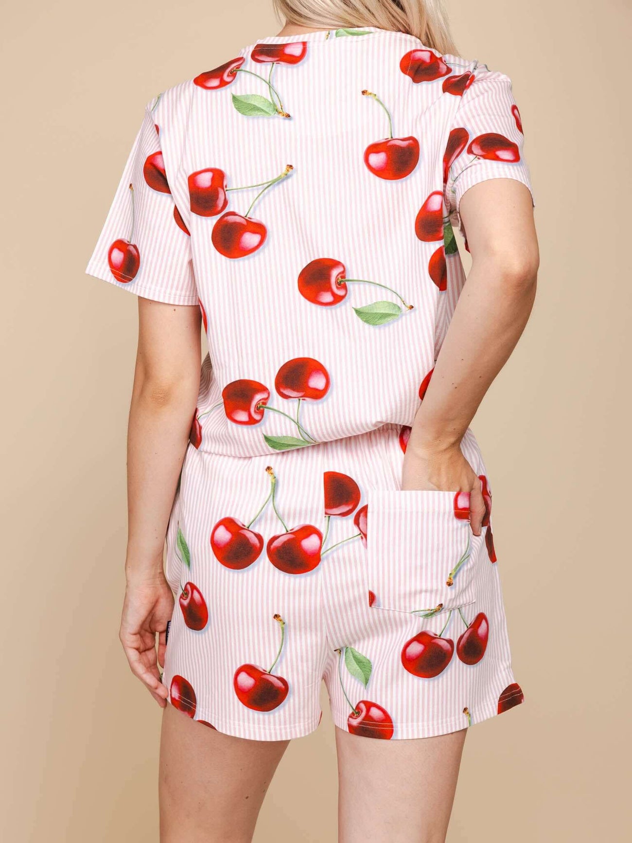 Achteraanzicht van SNURK Mon Cherry Shorts Dames, met rode kersjes op een lichte achtergrond.