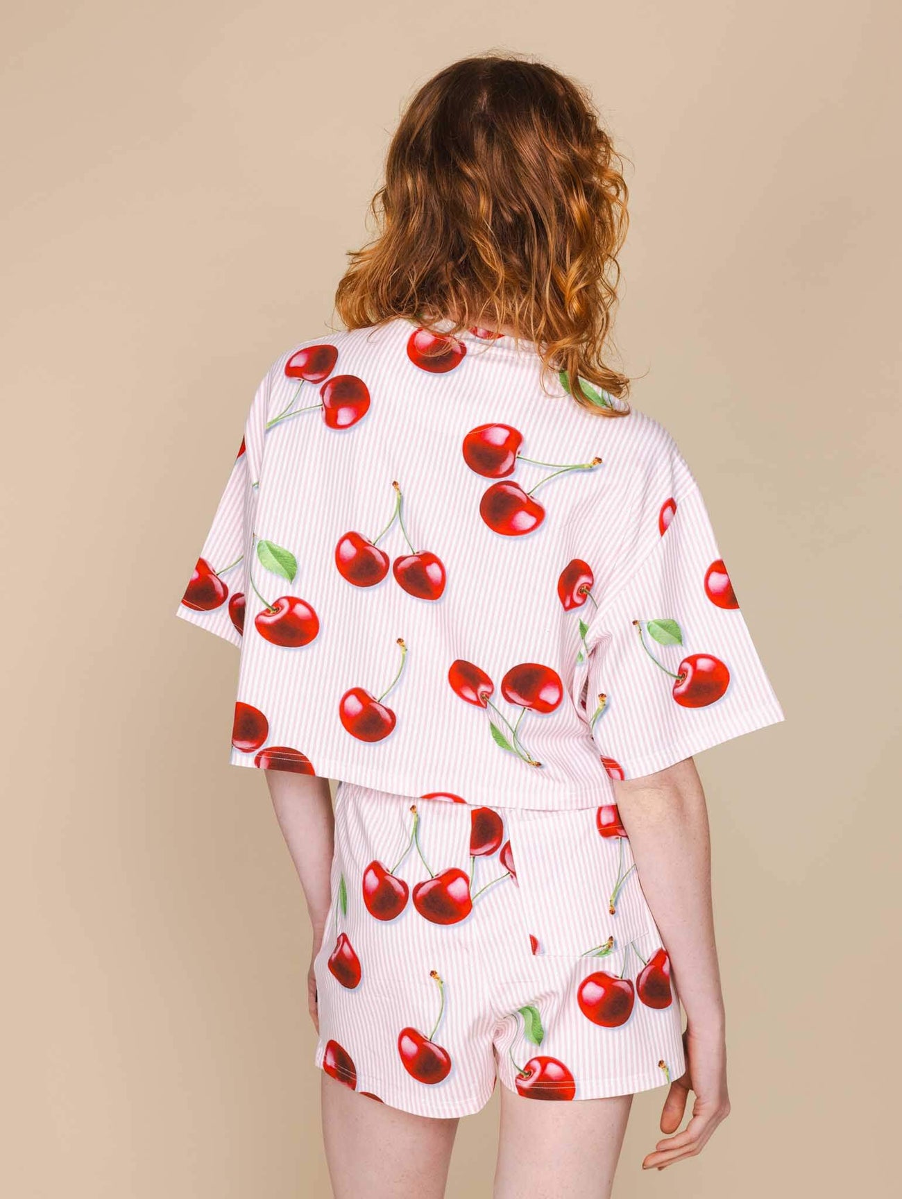 SNURK Mon Cherry Shorts Dames met rode kersjes, relaxte pasvorm en biologische katoen.
