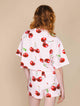 SNURK Mon Cherry Shorts Dames met rode kersjes, relaxte pasvorm en biologische katoen.