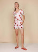 Dame in SNURK Mon Cherry Shorts Dames met kersjes, comfortabel en stijlvol voor loungen of slapen.